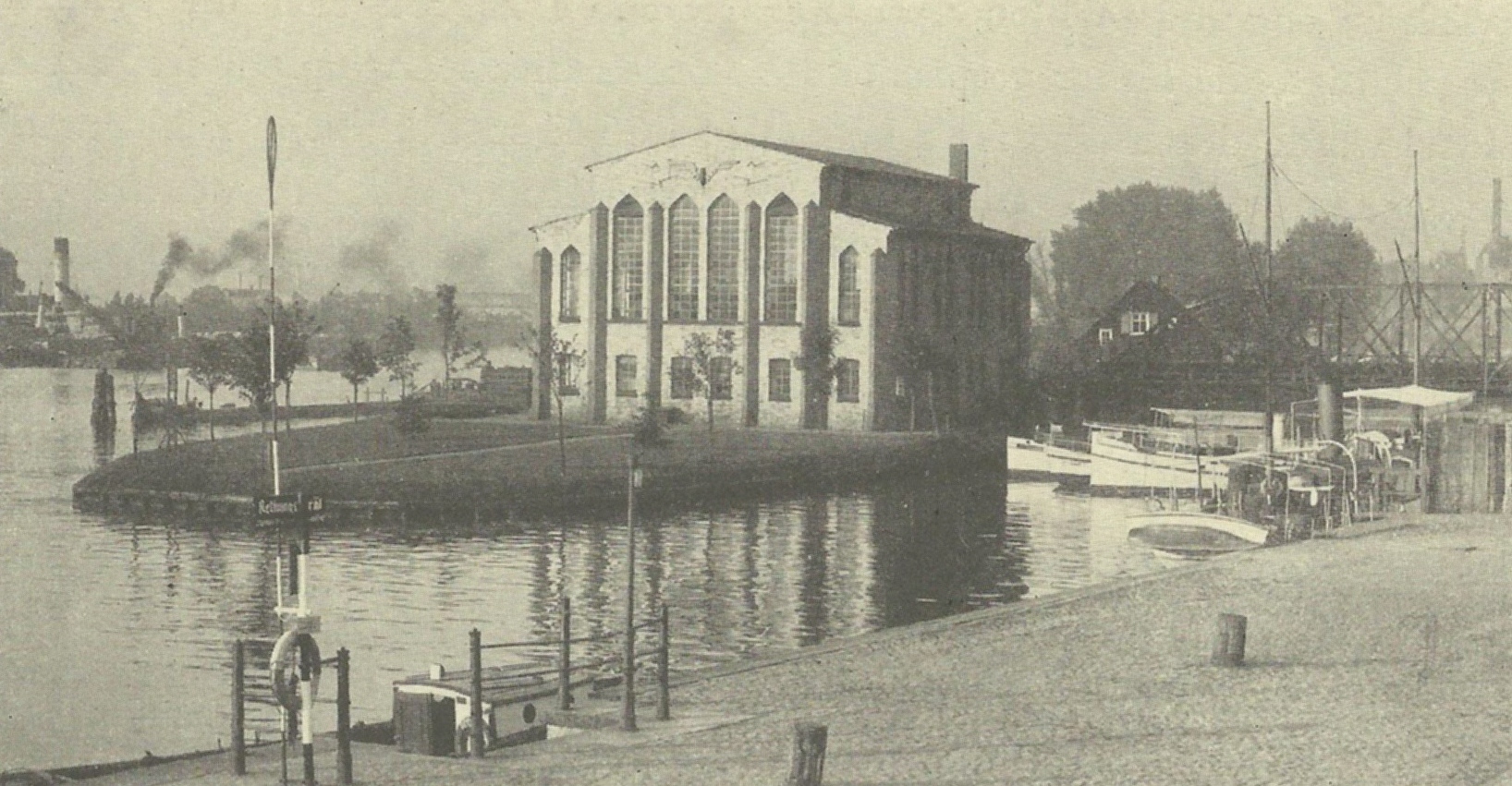 zdjęcie z książki - 50 Jahre Stettiner Strassenbahn 1879-1929 - widok na budynek podstacji na wyspie Jaskółczej