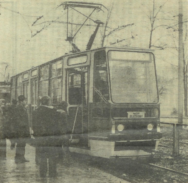 foto: Z.Jodkowski, Kurier Szczeciński nr 63 z dnia 17 marca 1975 roku, Nowy nabytek szczecińskiego MPK podczas próbnej jazdy na ulicacj miasta.