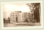 (8/13): Lata 1986/87 ruiny budynkw mieszkalnych w cigu ulicy Matejki - w gbi tory tramwajowe
