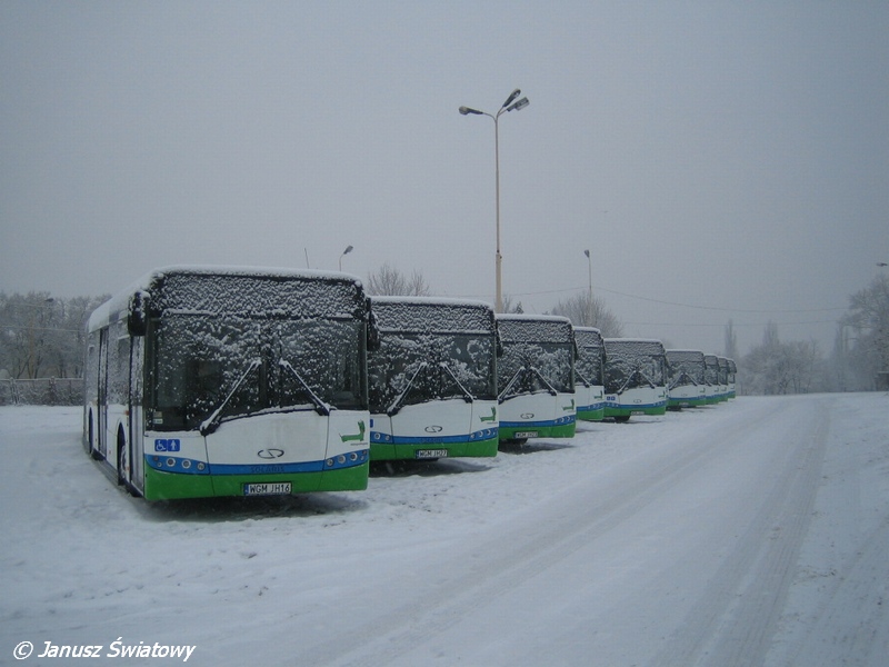 foto Janusz Światowy, autobusy Solaris (SU 18 i 12) na placu postojowym zajezdni Klonowica w zimowej scenerii