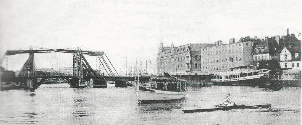 Zdjęcie z zeszytu 6 - Lange Brücke, Hansa Brücke, Most Długi - Historia Szczecińskich Mostów. Wydawca Publisher's z 2002 roku - Drewniany Most Kłodny eksploatowany do 1909 roku