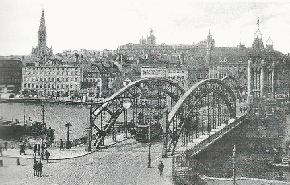 Zdjęcie z zeszytu 6 - Lange Brücke, Hansa Brücke, Most Długi - Historia Szczecińskich Mostów. Wydawca Publisher's z 2002 roku - Nie istniejący stalowy Most Kłodny, wybudowany w latach 1907 - 1909