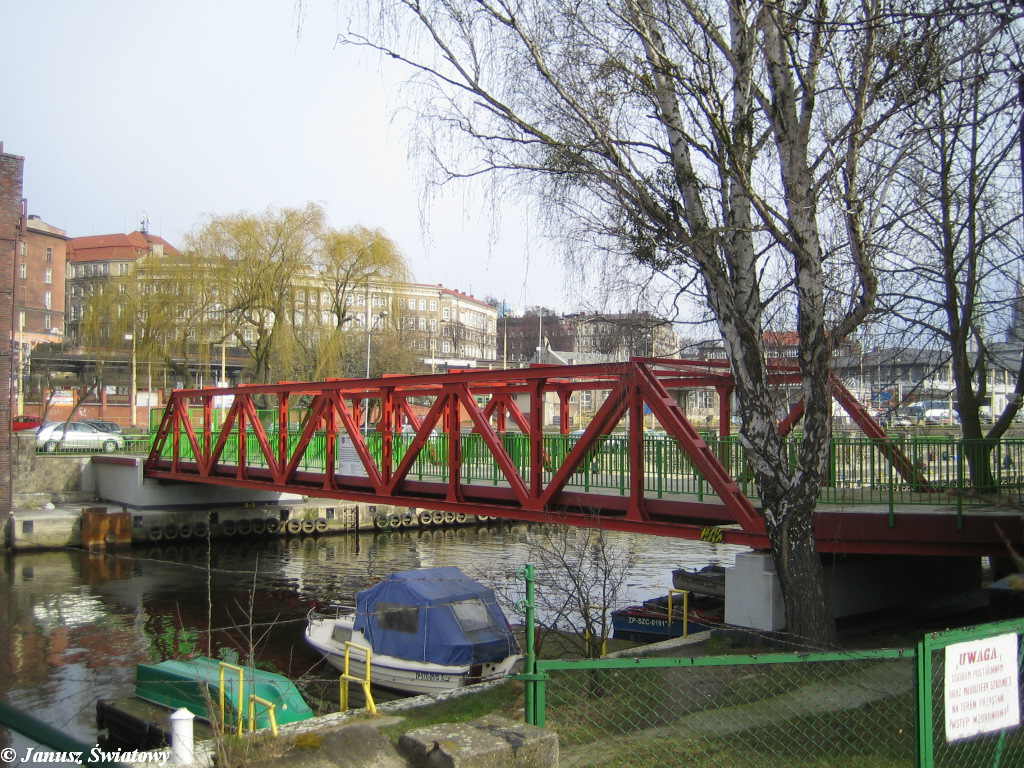 foto: Janusz Światowy, most na kablowy wyspę Jaskółczą, widok na dworzec
