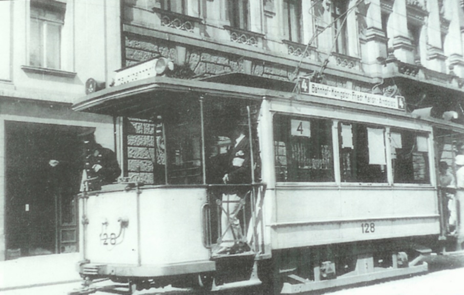 foto: wagon Herbrand 128 na placu Orła Białego, zdjęcie z ksiązki [120 lat komunikacji miejskiej w Szczecinie]