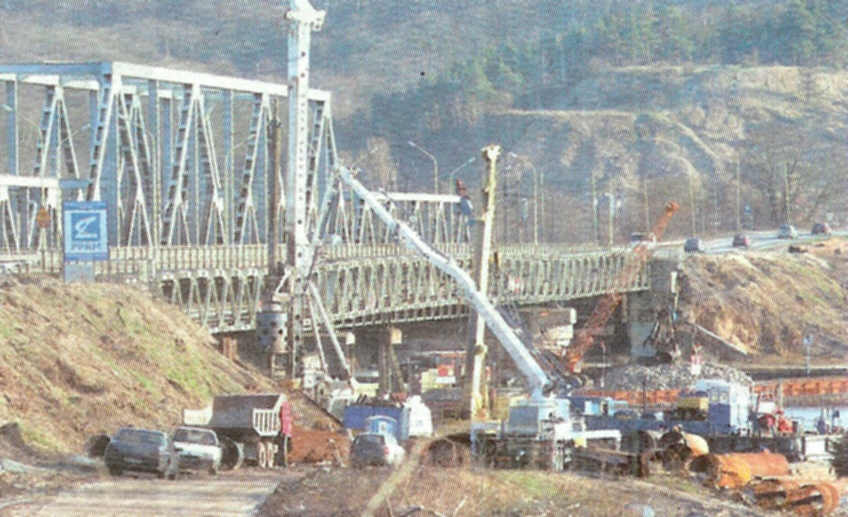 Prace przy budowie mostu. Foto: R.Stachnik