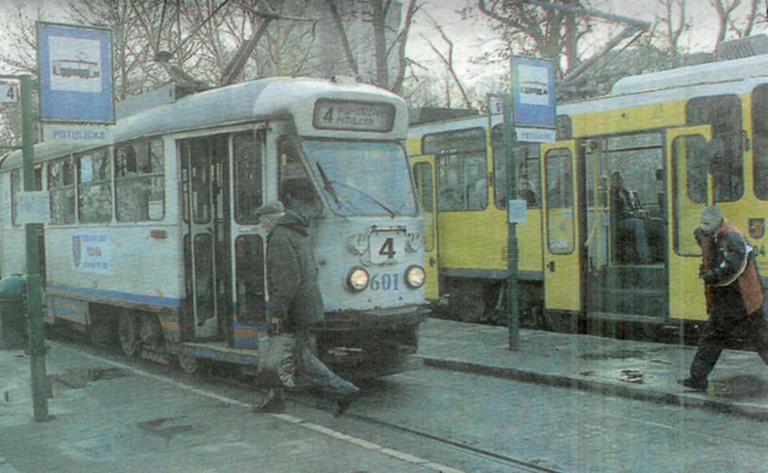 Wagon o numerze 601 stoi obok sprowadzonej z Berlina tatry. Wszystkie przeguby ustępują miejsca żółtkom, Foto:Marcin Bielecki 