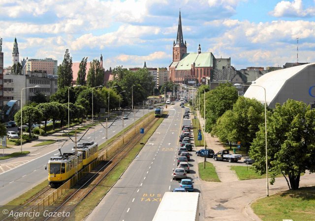 foto: Agencja Gazeta,
I to samo miejsce po wprowadzeniu buspasa. Kolejka aut jest tylko na jednym pasie. Wolnym bez przeszkód mogą jechać autobusy