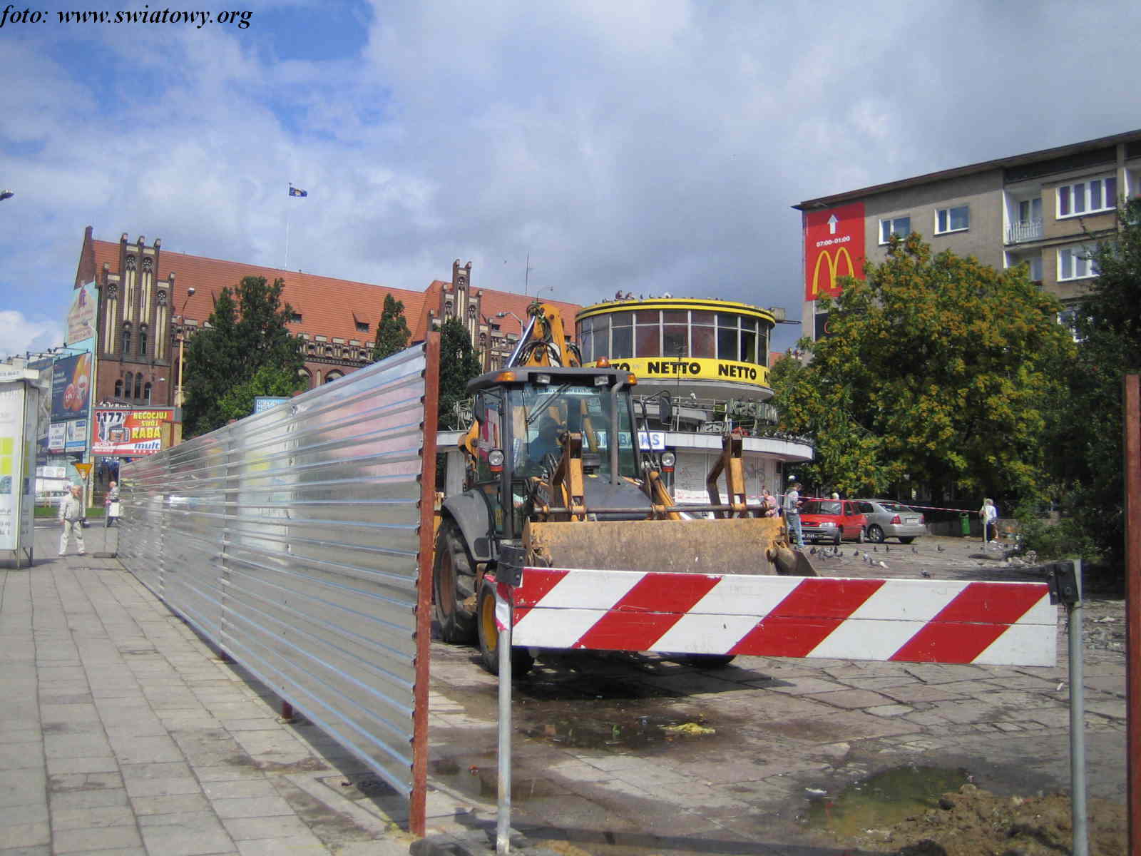 Pracownicy firmy Wilkocki stawiaja ogrodzenie wokół przyszłego placu budowy. Foto: Janusz Światowy