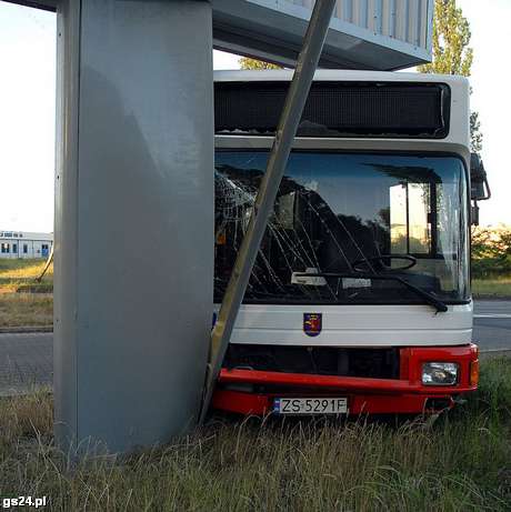 foto:Marcin Bielecki, Rano autobus komunikacji miejskiej wjechał w słup reklamowy. 