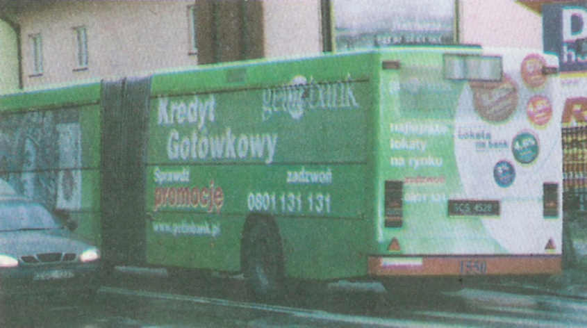 Autobus oklejony reklamą na całej powierzchni, Foto: Redaktorek 