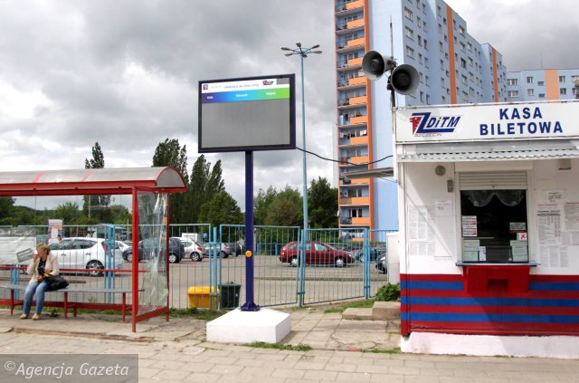  Foto: Cezary Aszkiełowicz / Agencja Gazeta, Tablica z betonowym balastem na os. Słonecznym