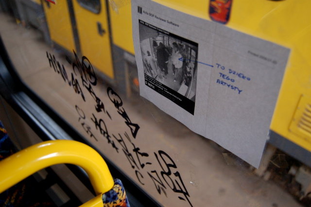 foto: Andrzej Kraśnicki jr - Popisane szyby i powieszony obok przez motorniczego wizerunek autora mazideł. W czwartek wandalowi mogli się przyglądać pasażerowie linii 12  