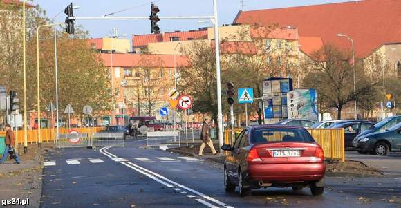  Foto: Krzysztof Cichomski, Niesforni kierowcy jeszcze przed odbiorem sprawdzają nawierzchnię nowej ulicy. Nikt ich nie zatrzymuje..