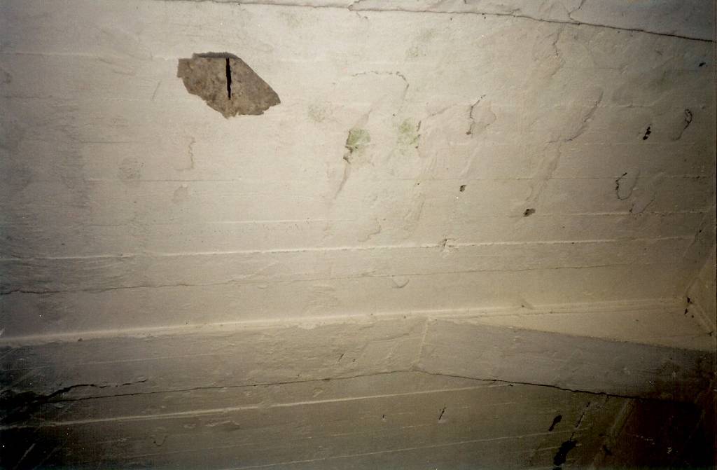 foto:archiwum  zditm 1995, Spód płyty pomostu pomiędzy belkami głównymi 1 i 2 w przęśle trzecim. Widoczny brak otuliny, ubytek betonu i korozja stali zbrojeniowej.