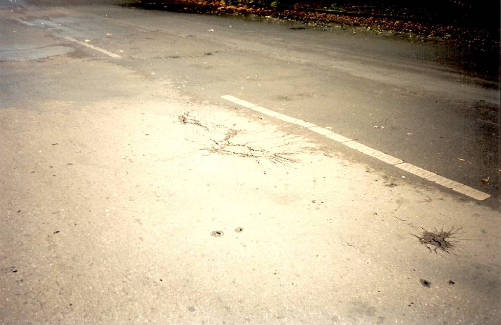 foto:archiwum  zditm 1995, Nawierzchnia jezdni. Spękania asfaltu w poblizu osi jezdni.