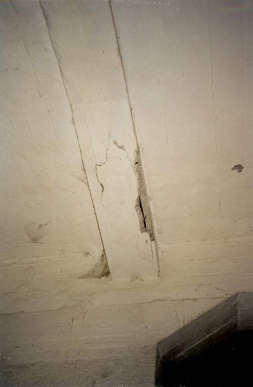 foto:archiwum  zditm 1995, Spód belki głównej 2 na wysokości pierwszego przęsła w sąsiedztwie ramy 1. Widoczne spękania, brak otuliny zbrojenia oraz ubytki betonu.