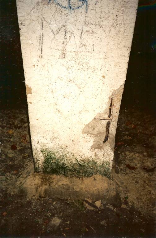 foto: archiwum  zditm 1995, Słup 1 ramy 1. Widoczny ubytek betonu, brak otuliny, korozja zbrojenia.