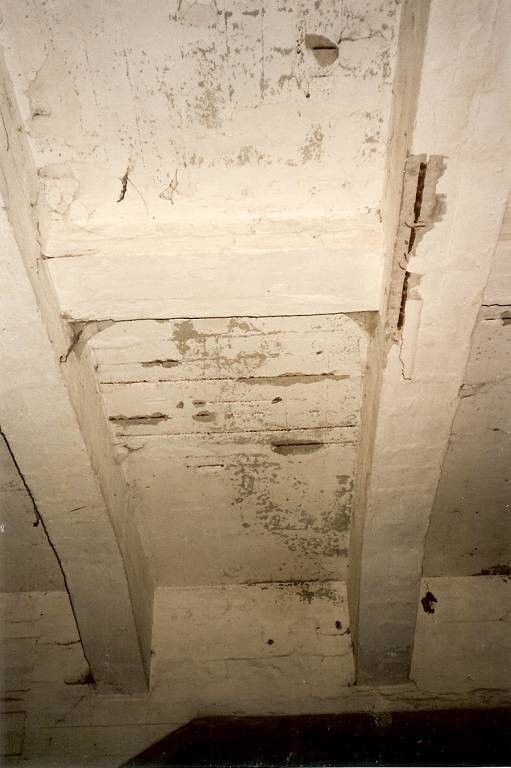 foto:archiwum  zditm 1995, Belki główne 6 i 7 wraz z płyta pomostu w przęśle środkowym. Ubytki betonu i korozja stali w belce 6, liczne braki otuliny w płycie pomiędzy belkami 6 i 7.