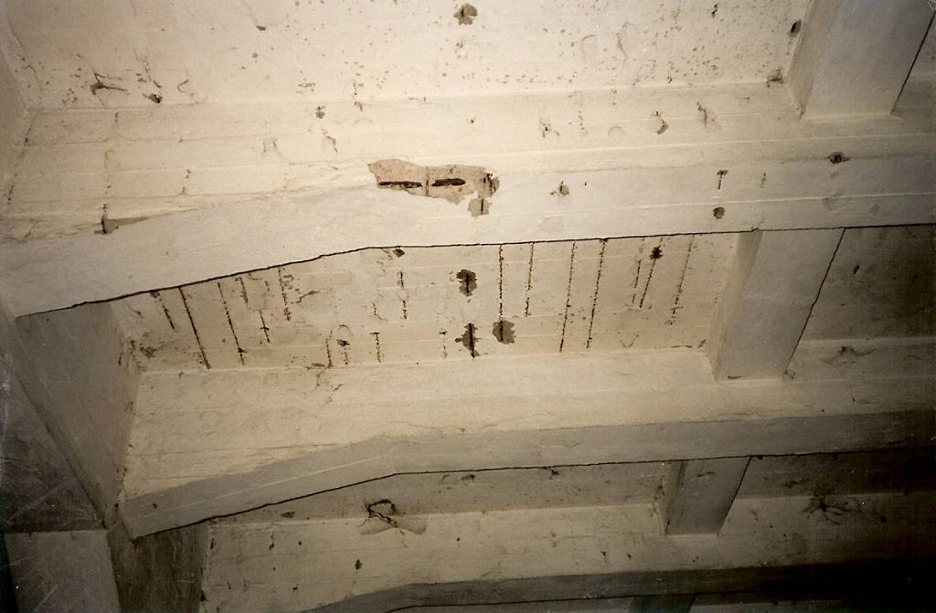 foto:archiwum  zditm 1995, Belka główna 10 w przęśle trzecim. Widoczne ubutki betonu, brak otuliny i korozja stali belki oraz płyty pomostu pomiędzy belkami 9 a 10.