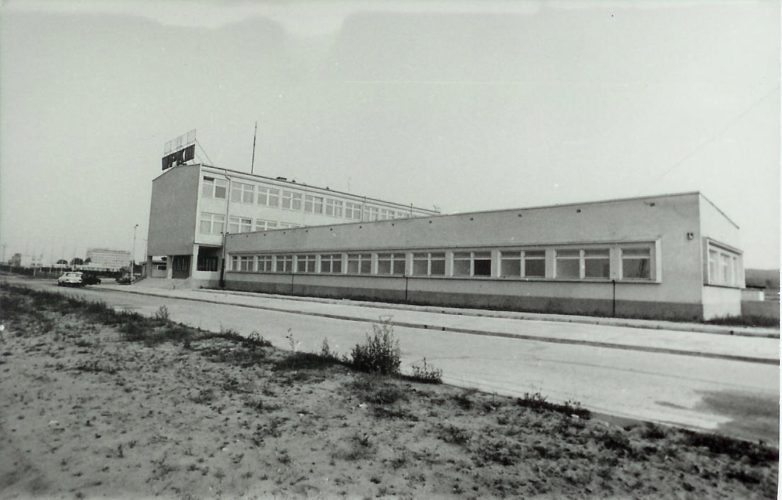 widok na budynek zajezdni i stołóeki pracowniczej - 1978 rok