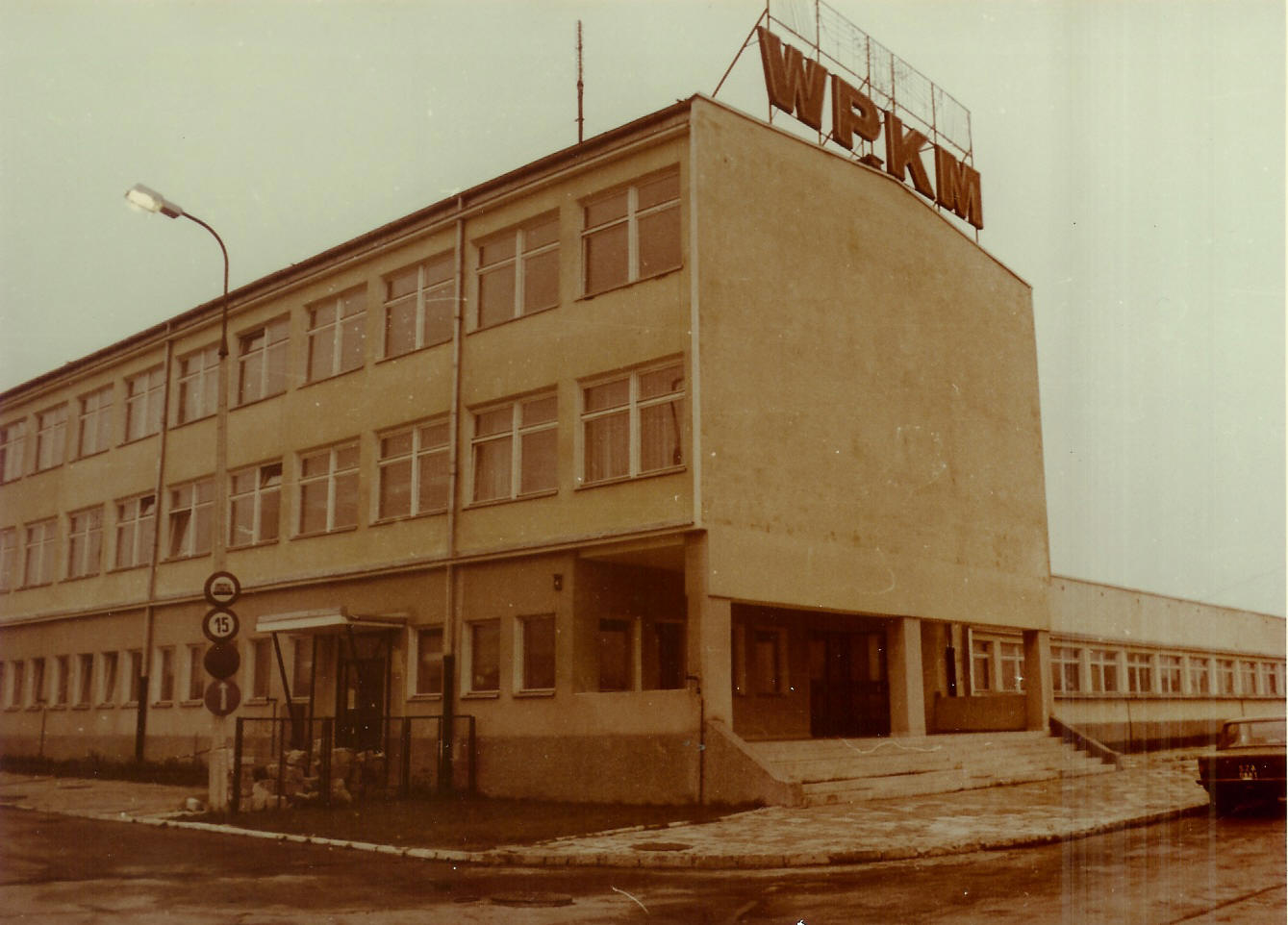 czoło budynku kierownictwa zajezdni Dąbie - 1978 rok