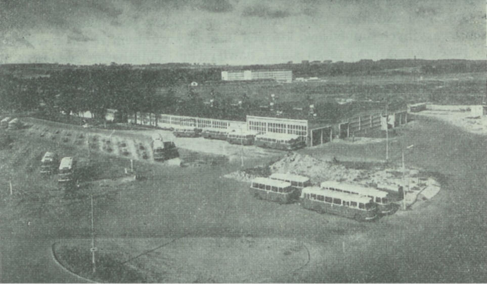 widok z budynku dyrekcji na plac postojowy - 1967 rok