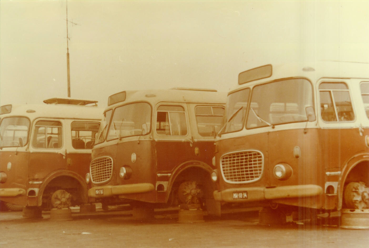 Takich autobusów w 1979 roku stało na kołkakach 54 sztuki ze względu na brak opon