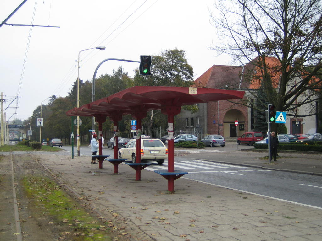 Wiata przy bramie głównej Cmentarza Centralnego. Foto z dnia 14 października 2006 roku.
