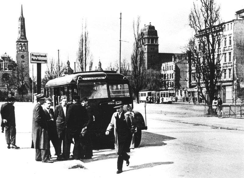 foto ze strony sedina.pl - autor nieznany. Przystanek autobusowy przy Bramie Portowej.