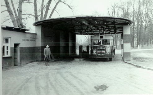 foto archiwum MZK autor nieznany, jeden z ostatnich autobusów marki MAVAG TR-5 na stacji paliw przy ulicy Klonowica