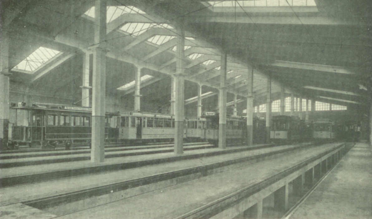 foto z książki 50 Jahre Stettiner Strassenbahn 1879 - 1929, wewnątrz hali postojowej