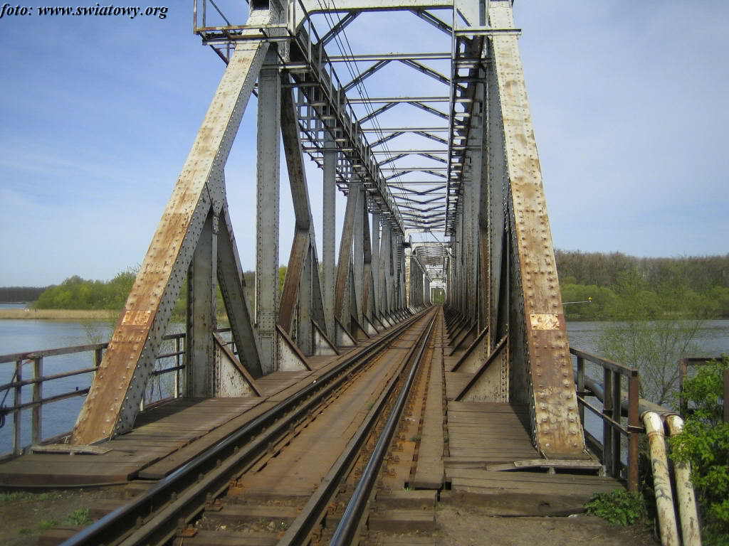  Tory na moście kolejowym. Foto 15.04.07