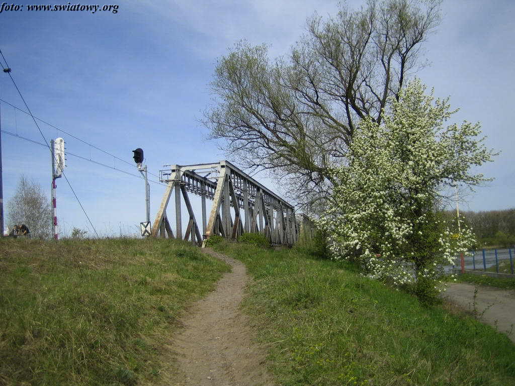 Wjazd na most kolejowy od strony Podjuch. Foto 15.04.07